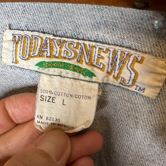 Vintage Men's Today's News Denim Lightwash Vest Size Large Battle Jacket - Picture 3 of 5
